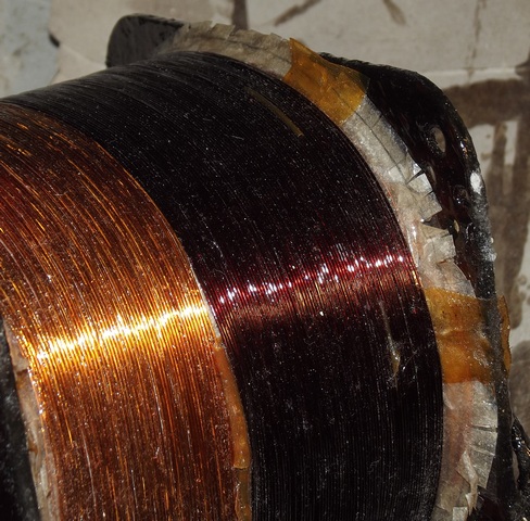 От такий пляцок під назвою "День і ніч" получився. Не вистачило дроту, прийшлося доштуковувати іншим - нічого у тому страшного. От тут видно шматочки лакотканини на місцях подертості паперу...